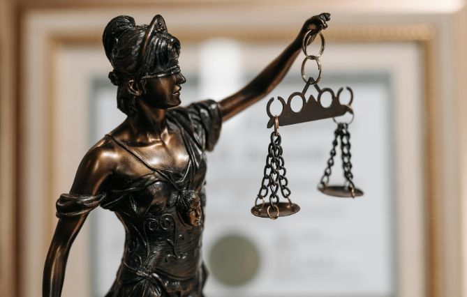 Législatives : entre mobilisation et vigilance, les professionnels du droit réagissent à la montée de l’extrême droite 